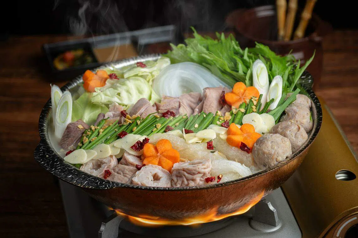 材料丰富的相扑锅，有猪肉、猪肚、猪大肠，吃了感觉元气满满。（餐馆提供）