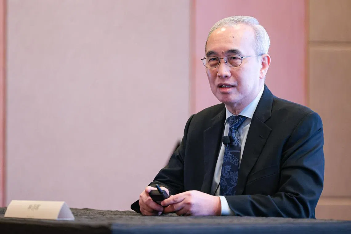 新加坡卫生部传统与辅助医药部主任林诗晖教授受访时说，刚获得中医执业资格的医师会在四个不同的中医药机构轮岗，向不同的临床导师学习。（李冠卫摄）