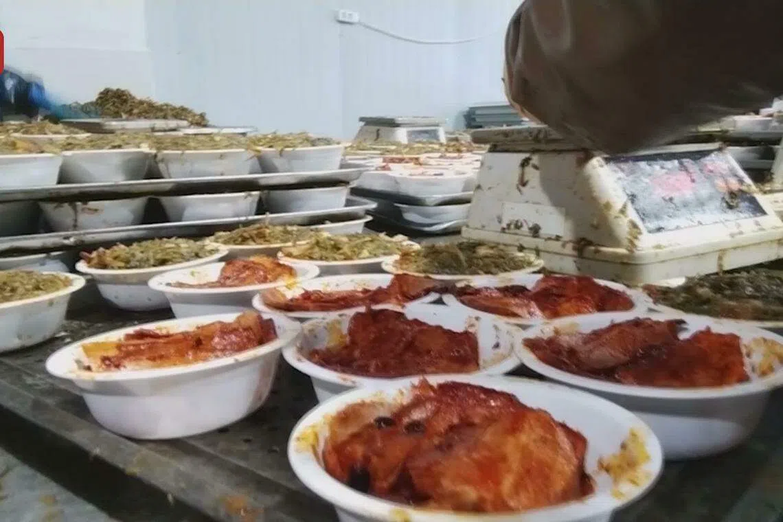 为保证槽头肉的分量和外观，工人并没有将淋巴结和甲状腺剔除干净。（中国央视）