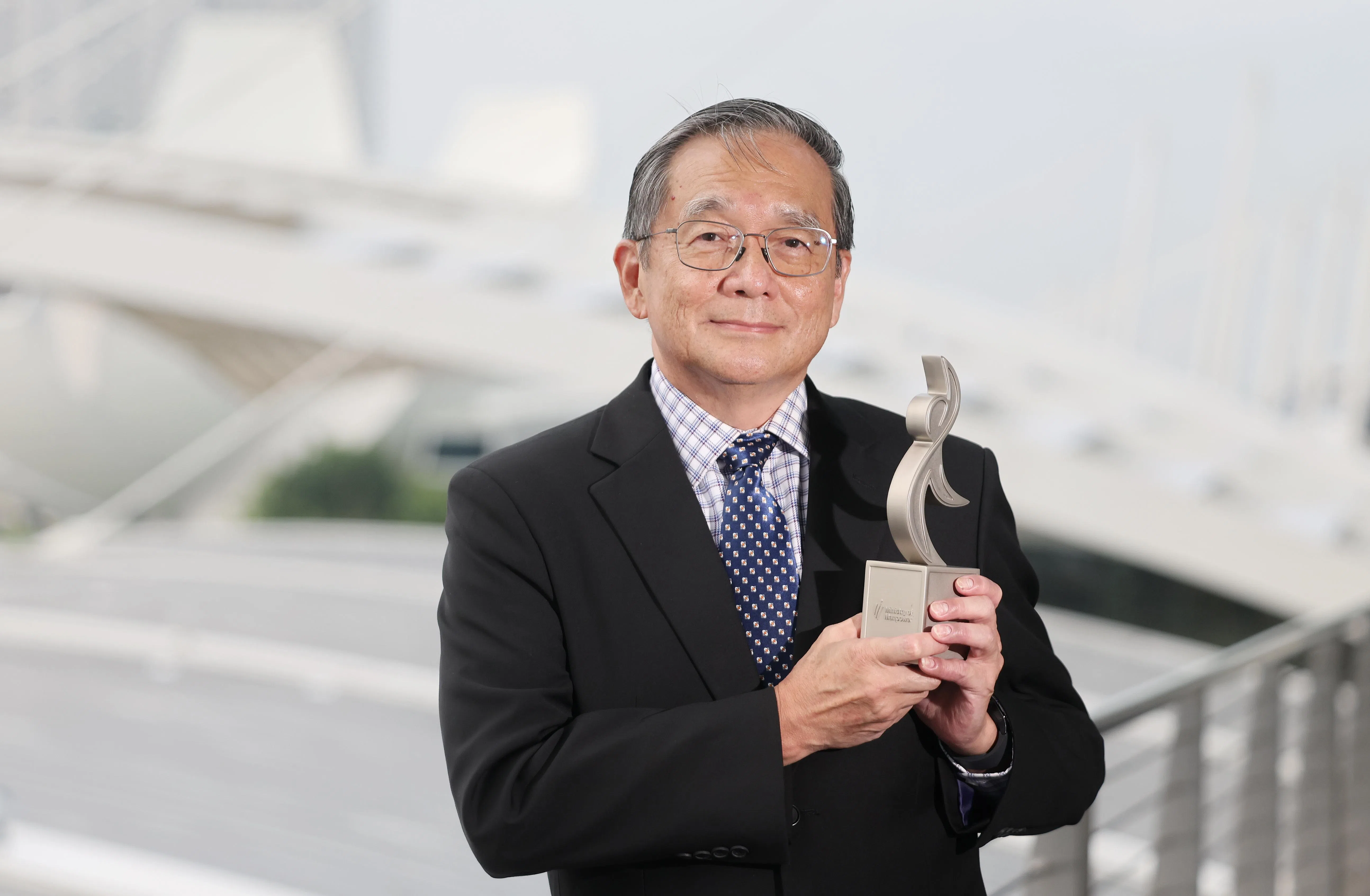 龙祥建筑私人有限公司开发实时健康监测系统EohCare保障员工安全，获颁工作场所安全与卫生科技奖。首席执行官梁智强（66岁）说，公司坚信每名员工每一天都应该平安回家。（唐家鸿摄）