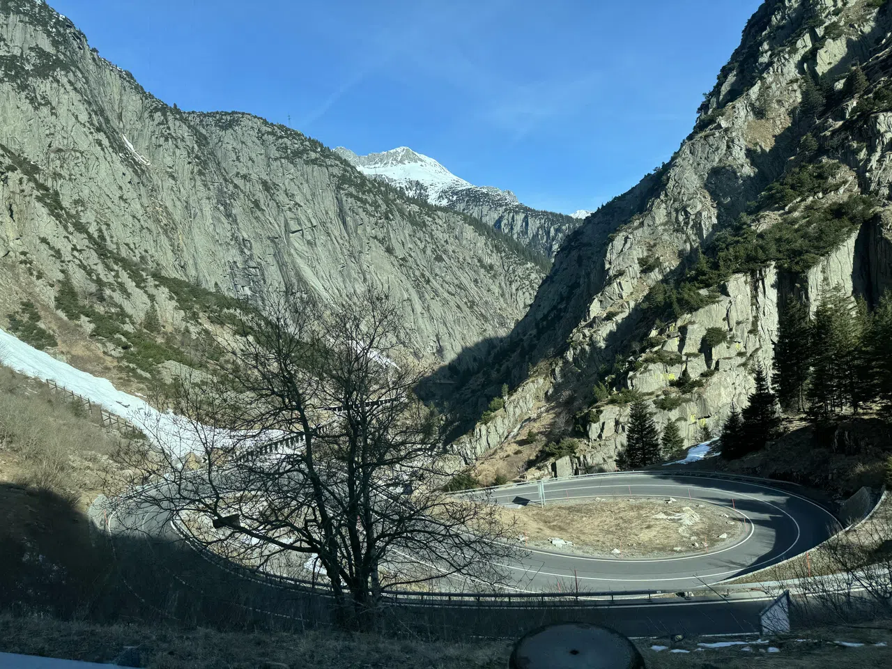 抵达安德马特前车子驶入弯弯曲曲的道路。（姚可嘉摄）