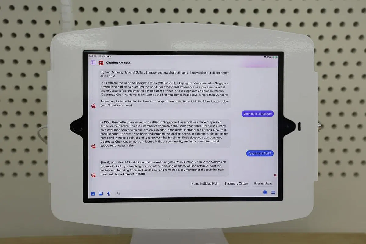 聊天机器人Chatbot Arthena曾在张荔英画展上试用。
