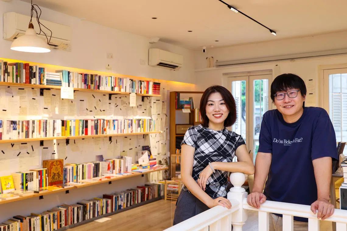 吴迪（右）和周梦娇忙完本职工作后，就来未完成书店工作。（林明顺摄）