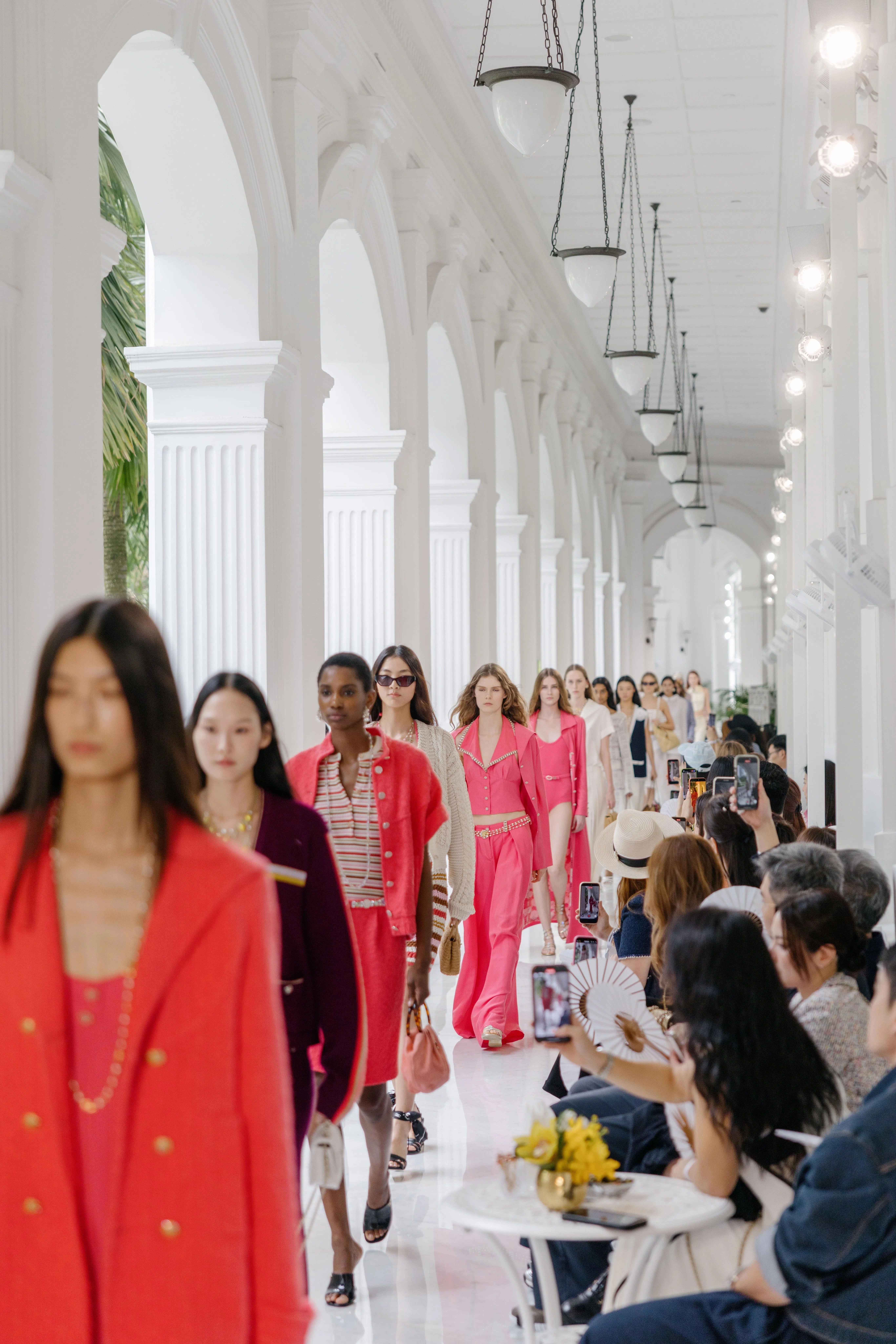 香奈儿此系列作品舒适与华丽并重，涵盖柔软粗花呢套装、金色金属丝布长裤、满缀亮片的晚装睡衣，以及粉橙条纹金属光泽布礼服和缀以荷叶边的短蓬裙。（香奈儿提供）