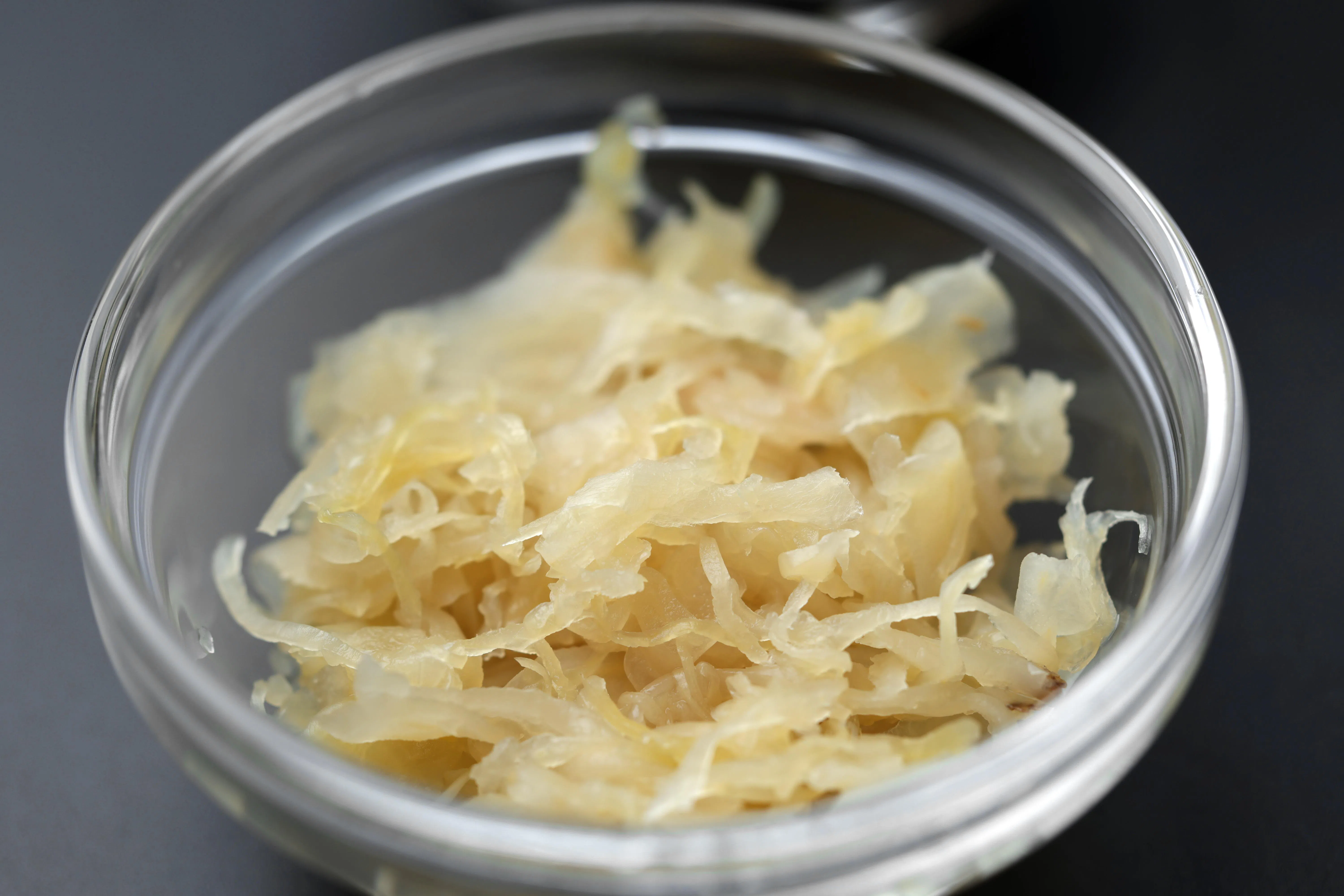 酸菜在发酵过程中产生的乳酸菌与有机酸，有助于促进消化与营养吸收。（叶振忠摄）