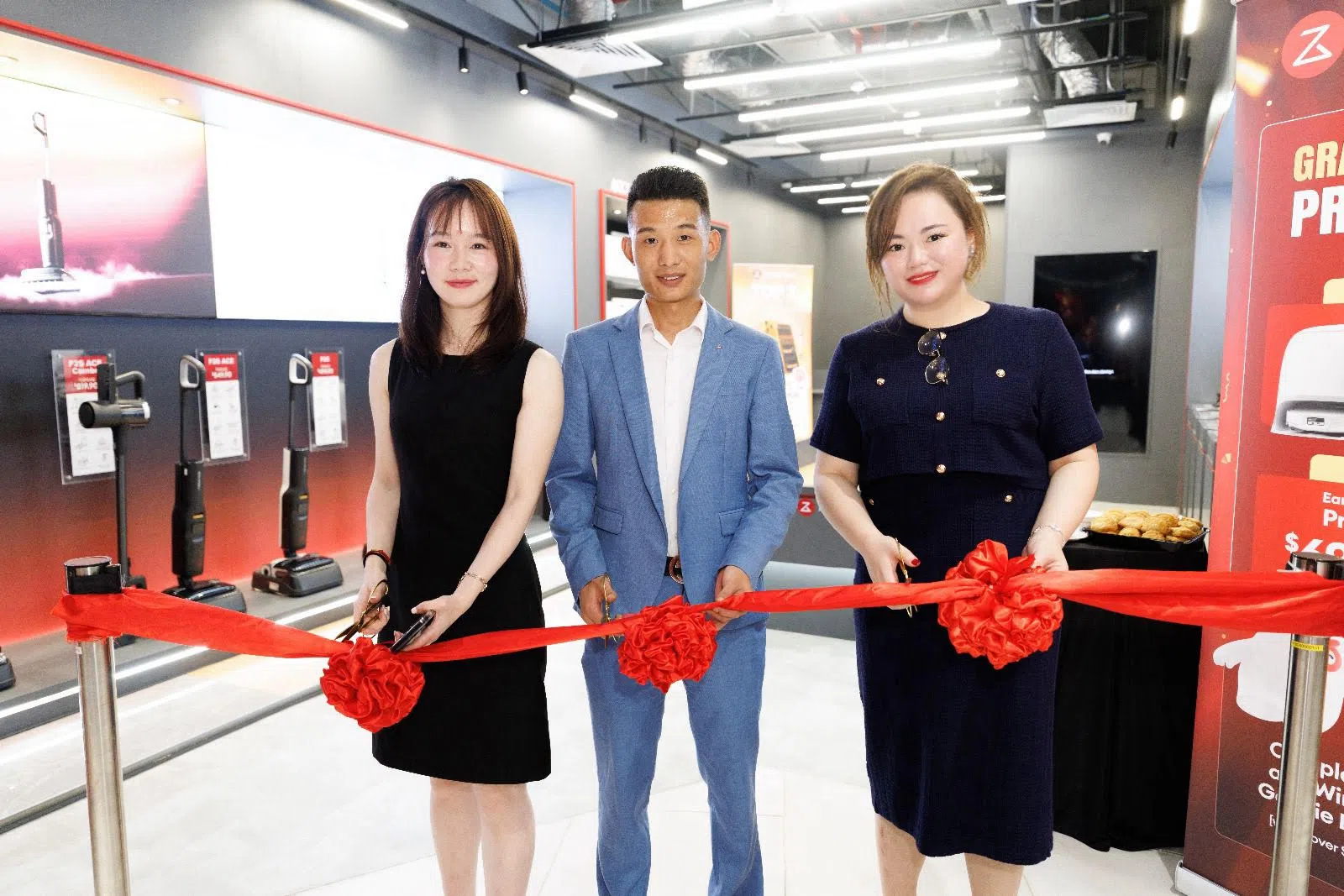 10月28日，石头科技新加坡代理W Network Private Limited总裁张赛天（中）、执行总监俞妃宸（右）与石头科技代表陈阳（左）共同出席品牌旗舰店开幕仪式。（石头科技提供）