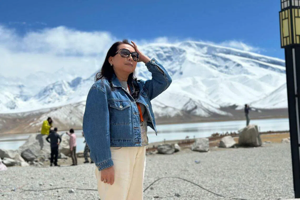 中华两岸婚姻家庭服务联盟秘书长徐春莺最近在大陆新疆旅游。在政治纷扰之外，她感觉台湾民众对她很友善、接纳。（受访者提供）