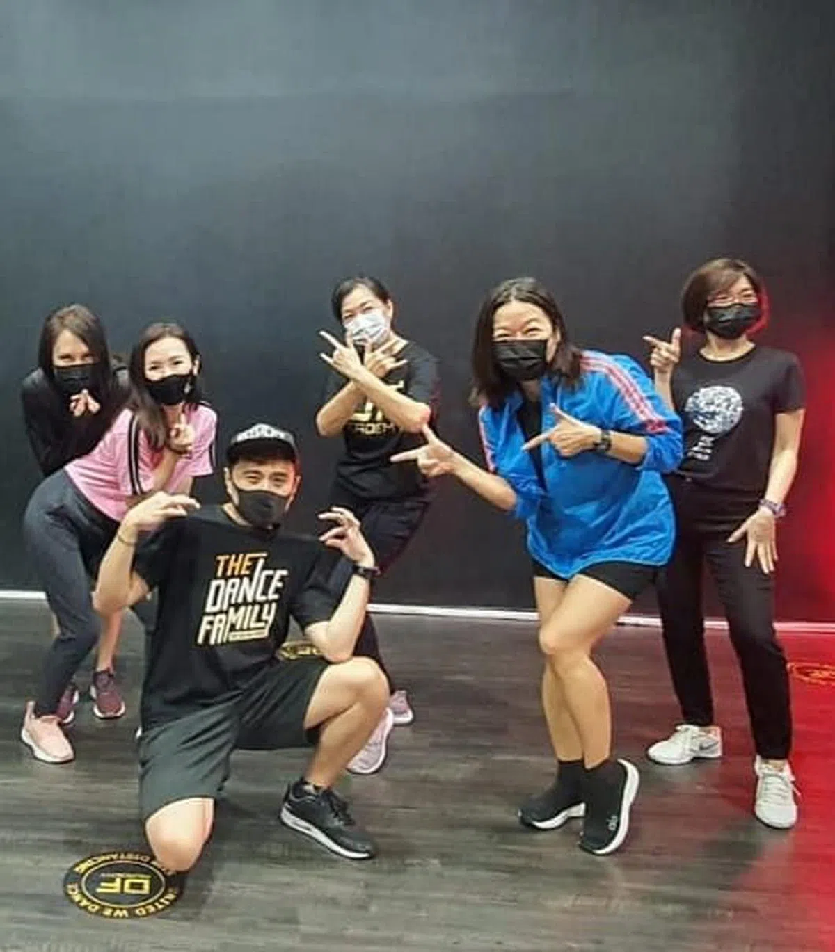 一群熟女参加了“Kpop妈妈”舞蹈班，每周一次都会聚在一起学习韩团舞蹈。图中为一男生是林俊强Jacky，他在5年前开办了适合妈妈们的舞蹈班。（受访者提供）