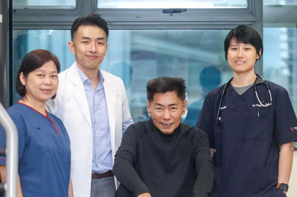 陈笃生医院复健计划帮他恢复体力 | 联合早报