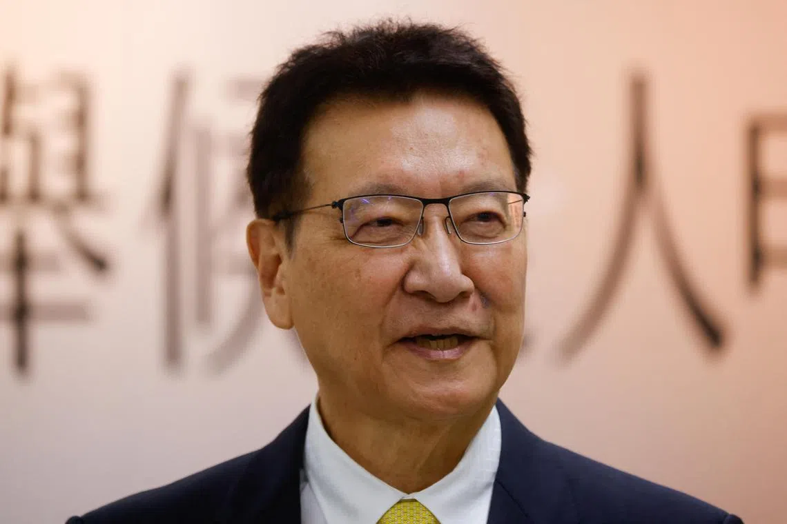 赵少康在22日晚的副总统候选人政见发表会上，先以不擅长的台语软性诉求民众怕两岸打仗，再以流畅的论述能力痛批民进党“贪腐、专政、爱粉味”。（路透社）