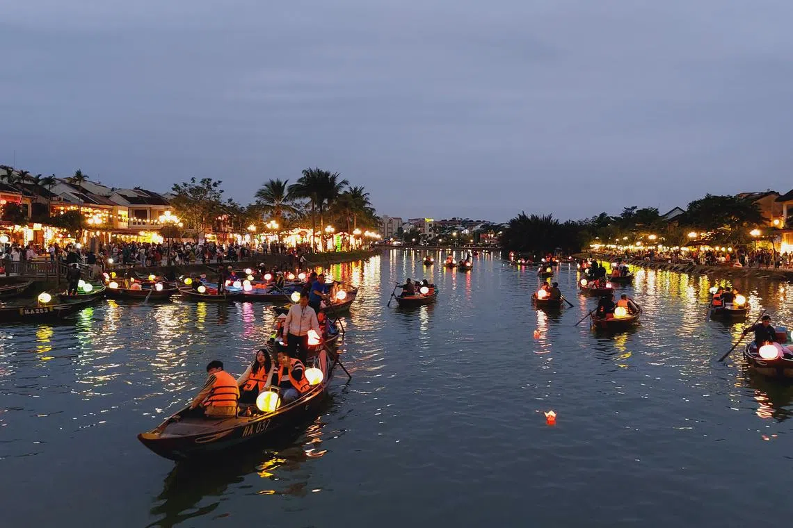 夜色降临，会安古镇，淮河风光。（小黛摄）