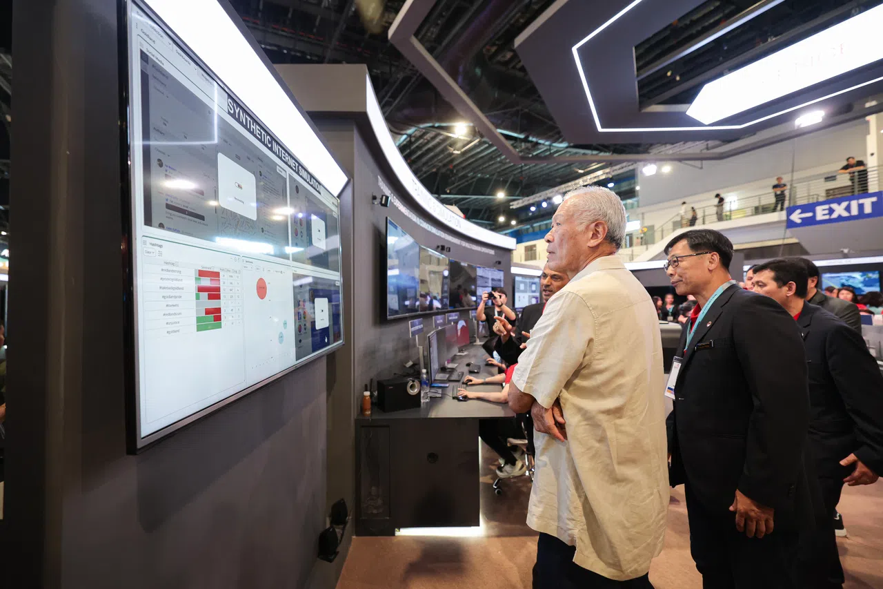 国防部长黄永宏（白衣）在开放首日到航空展参观。（李冠卫摄）