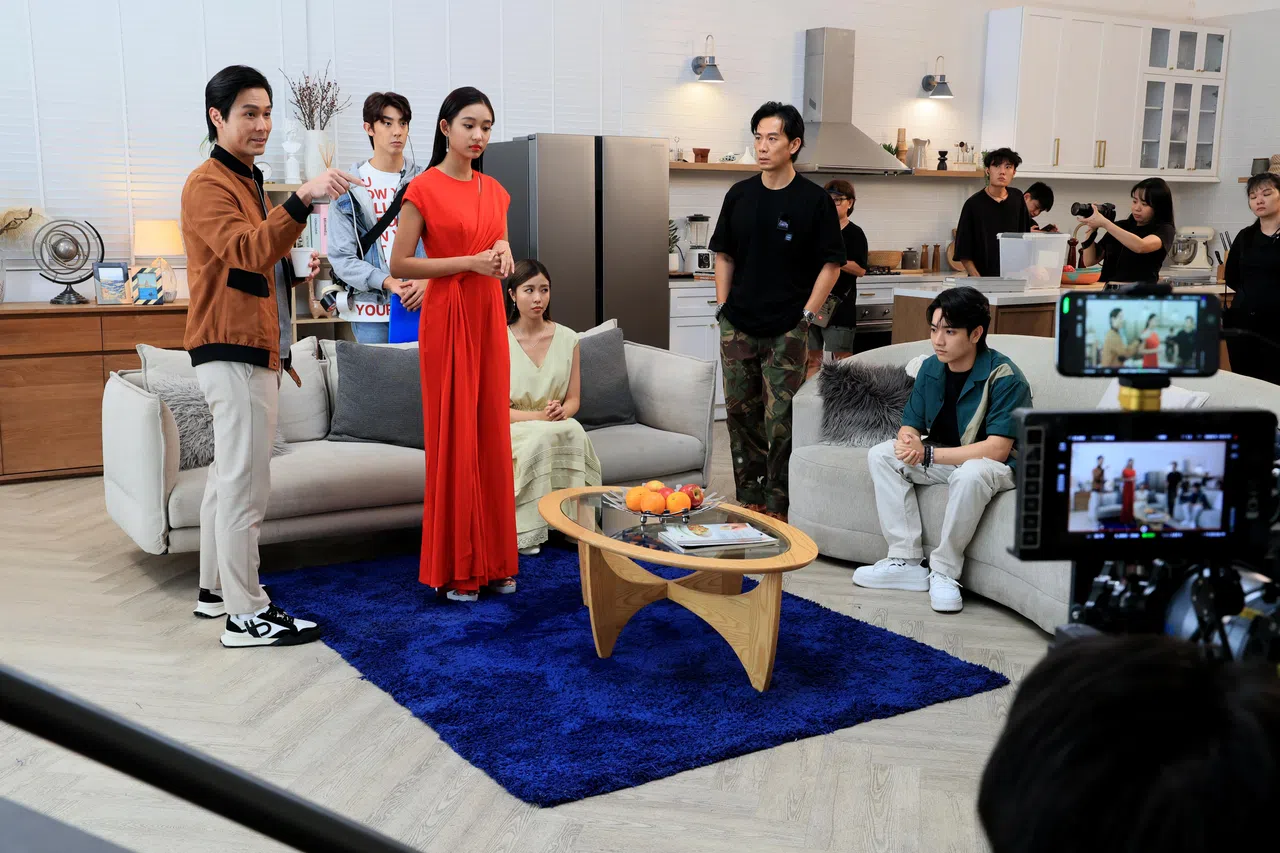 《才华剧场》拍摄现场，一群新秀接受导师们指导。（龙国雄摄）