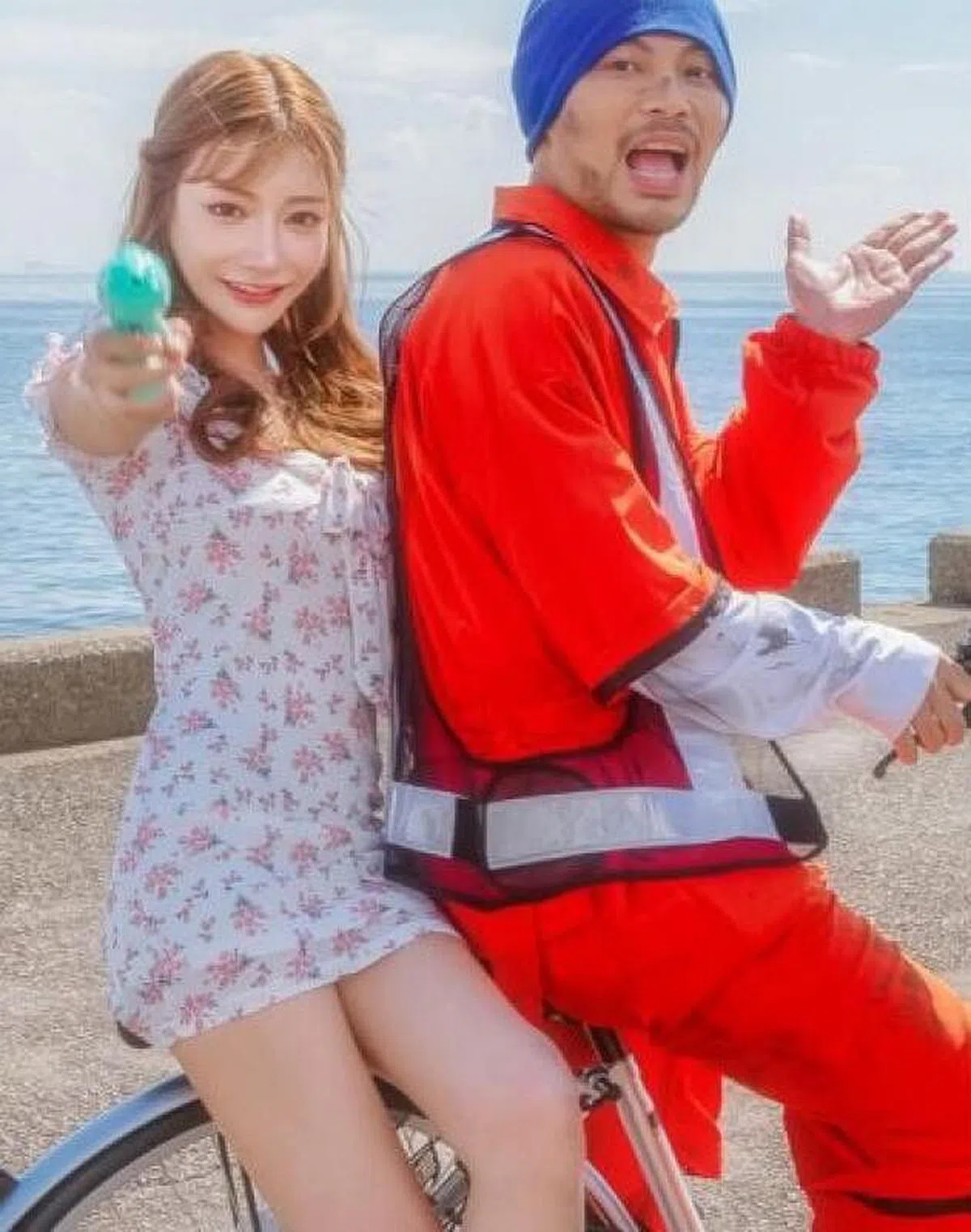 黄明志（右）在MV中爽载明日花绮罗。（互联网）