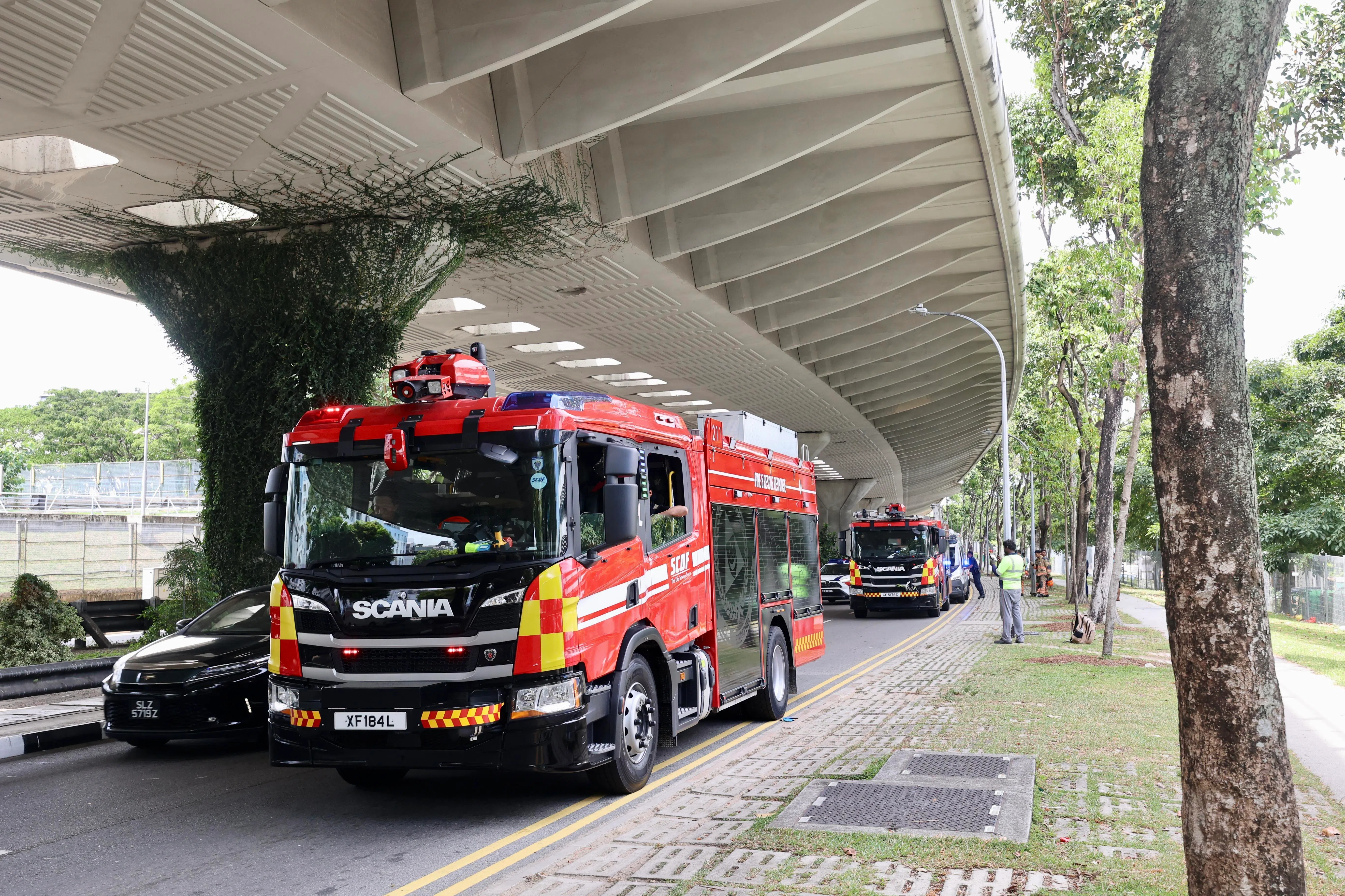 记者下午2时40分赶抵现场时，发现路边停泊一辆救护车、两辆消防车、和两辆警车。（邝启聪摄）