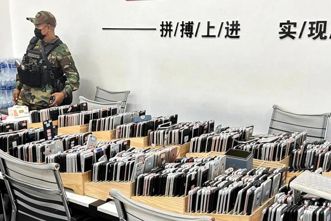 缅甸当局在执法行动中缴获近一万个手机和电子设备，诈骗园区内的办公室墙上还贴有“拼搏上进、实现梦想”的激励标语。（取自泰国网媒The Reporters脸书）