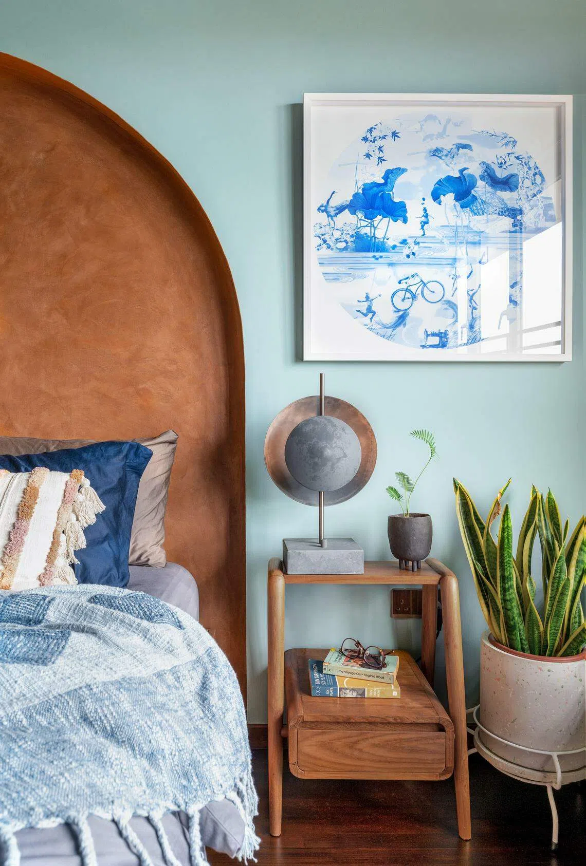 主卧室以赤陶土色搭配浅蓝色。（Pivot.sg）