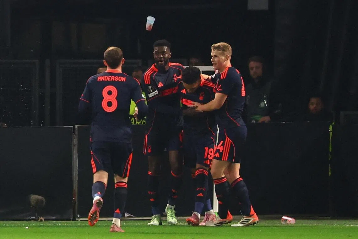 森林的伊戈尔·热苏斯（右二）在进球后与队友们一起庆祝。（路透社）