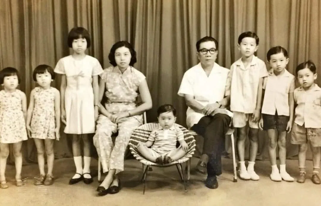 在陈爱清（左一）和陈爱莲（左二）的记忆里，童年是她们俩最美好的时光。（受访者提供）