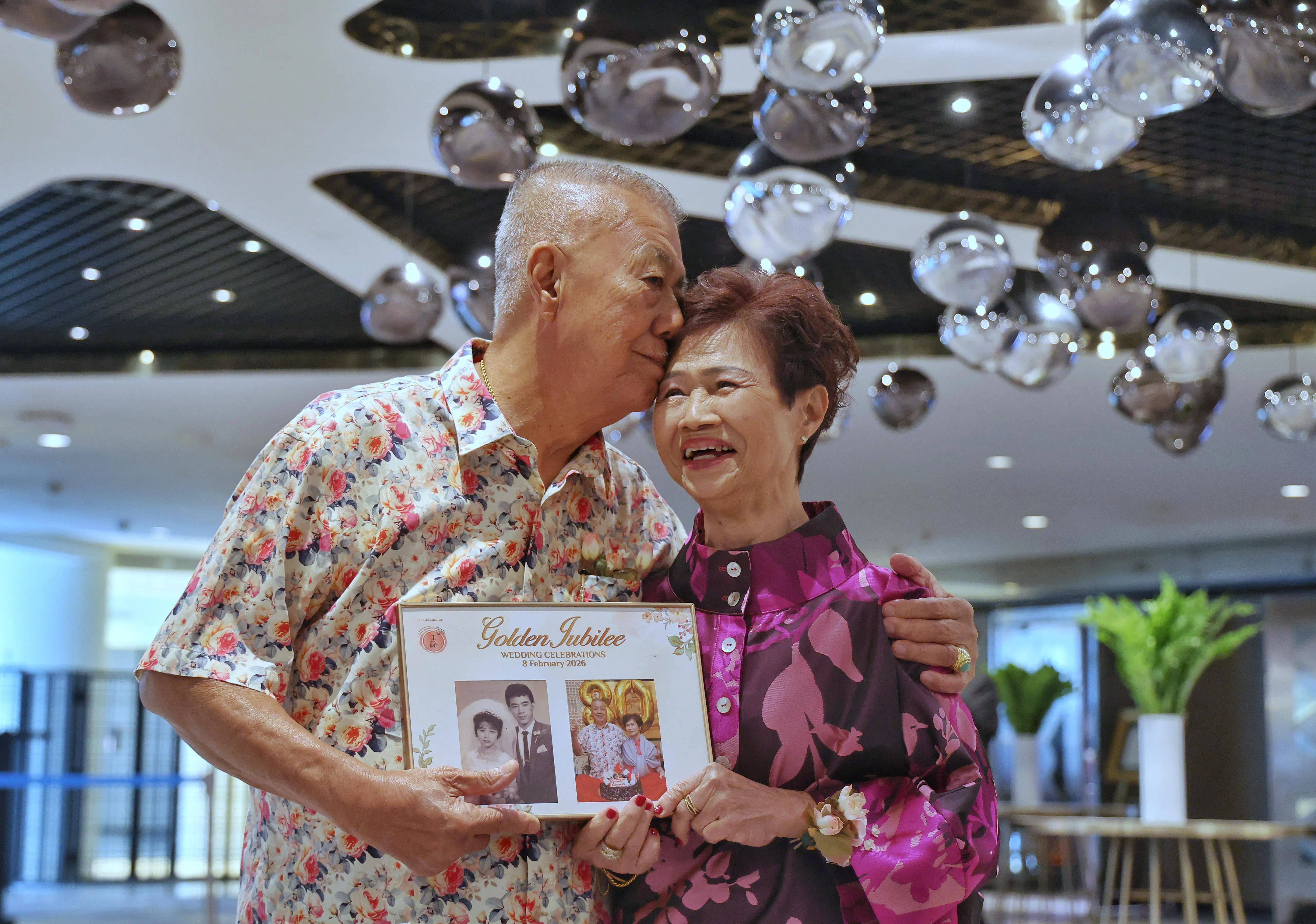 结婚63载的郑荣贵（84岁，左）和妻子蔡翁英（79岁），是今年金禧婚礼庆典参与者中，婚姻第二长久的夫妻。（唐家鸿摄）