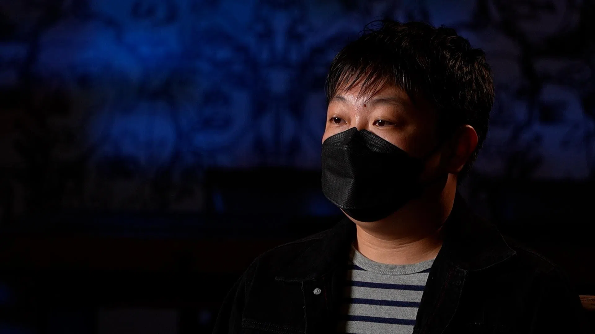 阿杰上镜诉说亲身经历，希望未来不再有更多无辜的人落入类似圈套。（视频截图）