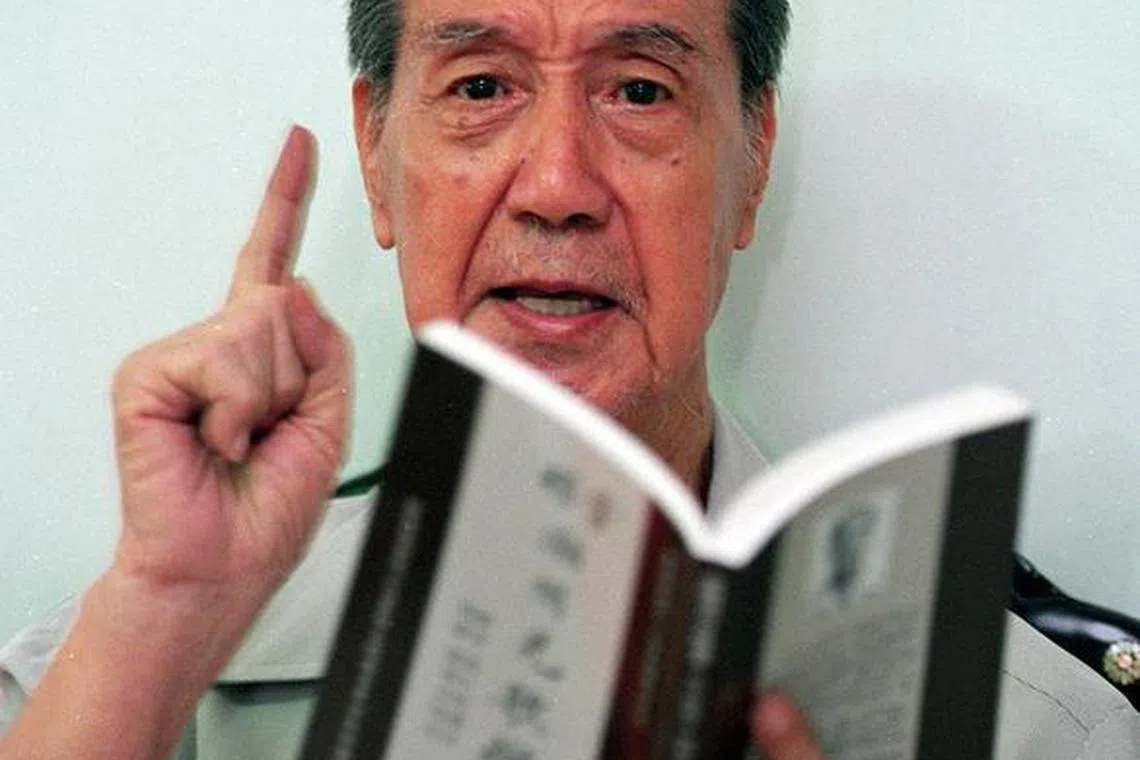 黄正经本名黄庸根（1912－ 2003），是新加坡家喻户晓的潮语讲古大师。