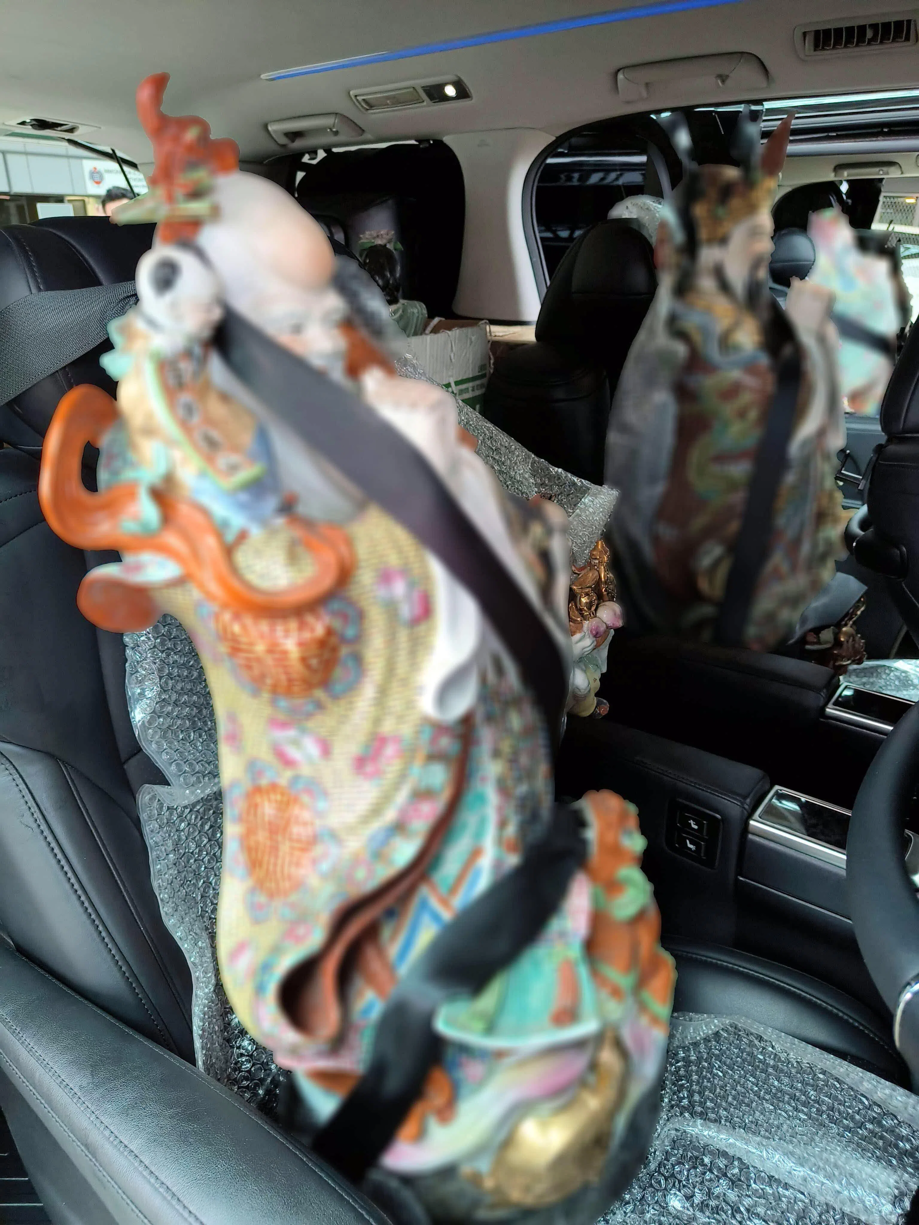 执法人员在车内起获未经申报的神像。（新加坡关税局提供）