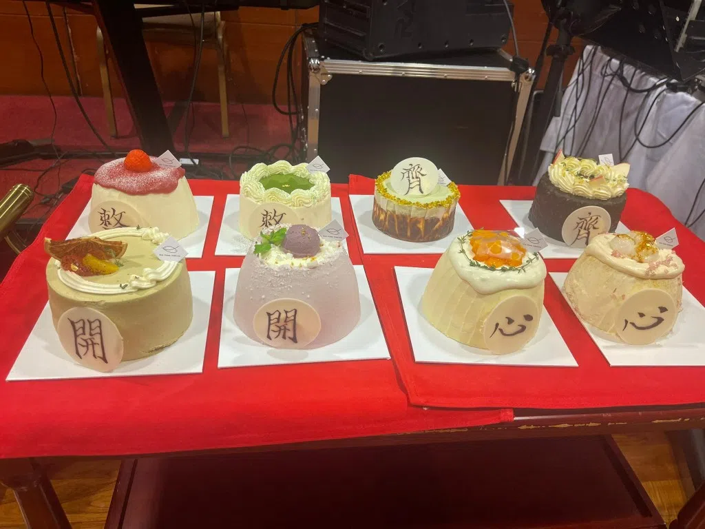 冯素波的干儿女送上八个蛋糕，蛋糕上写了“齐齐整整　开开心心”八个字。（互联网）