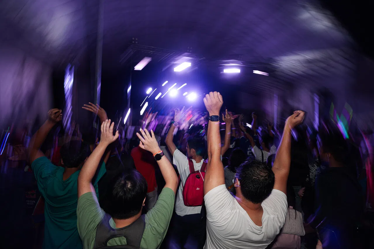 随着时针越来越靠近午夜，公众的情绪也越来越高昂，不少观看表演的公众都跟着音乐边唱边跳起来。（李冠卫摄）