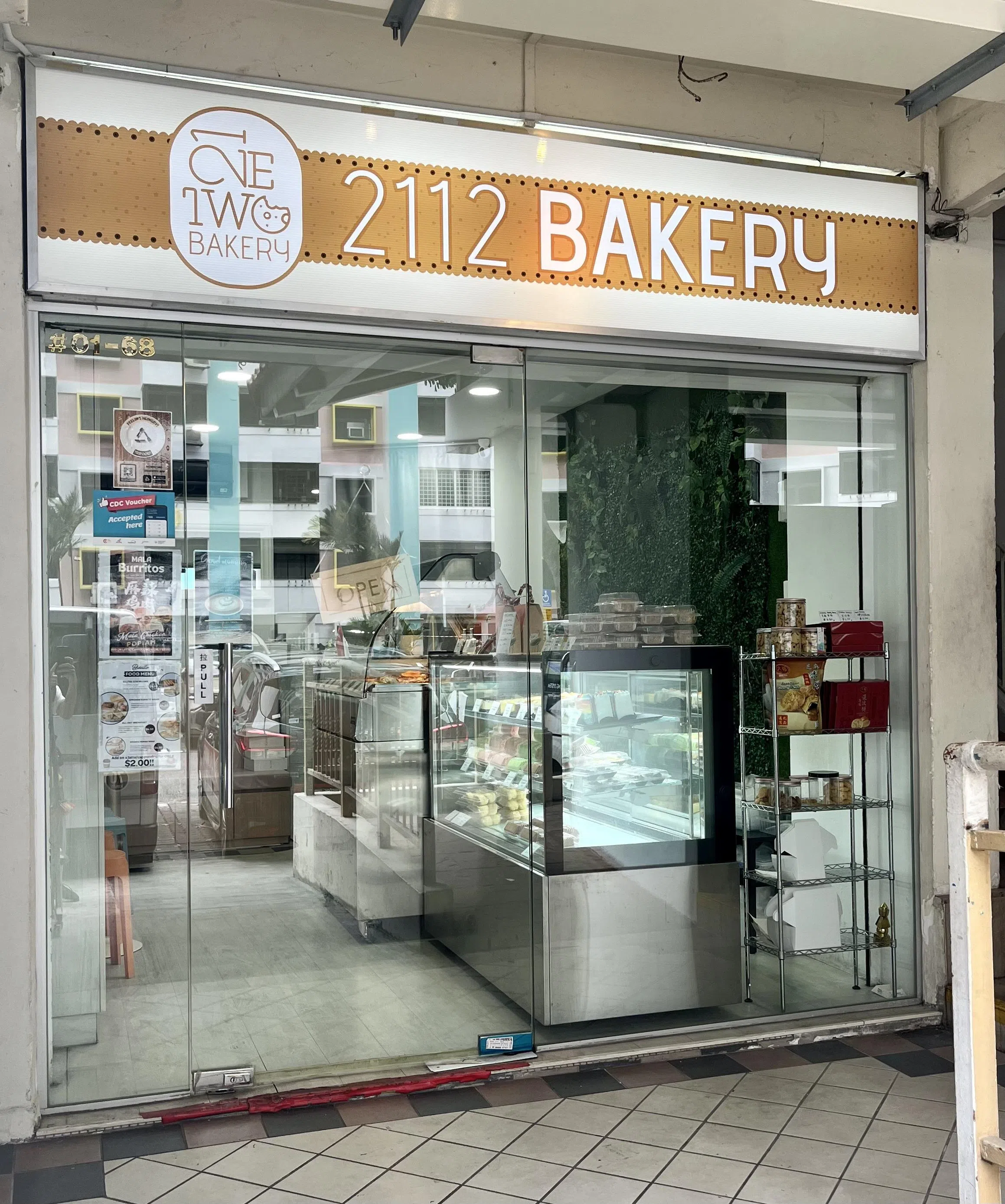 Lor 6第51座组屋楼下的2112 Bakery，所有糕饼和点心现做现卖，美味且价钱合理。（陈映蓁摄）