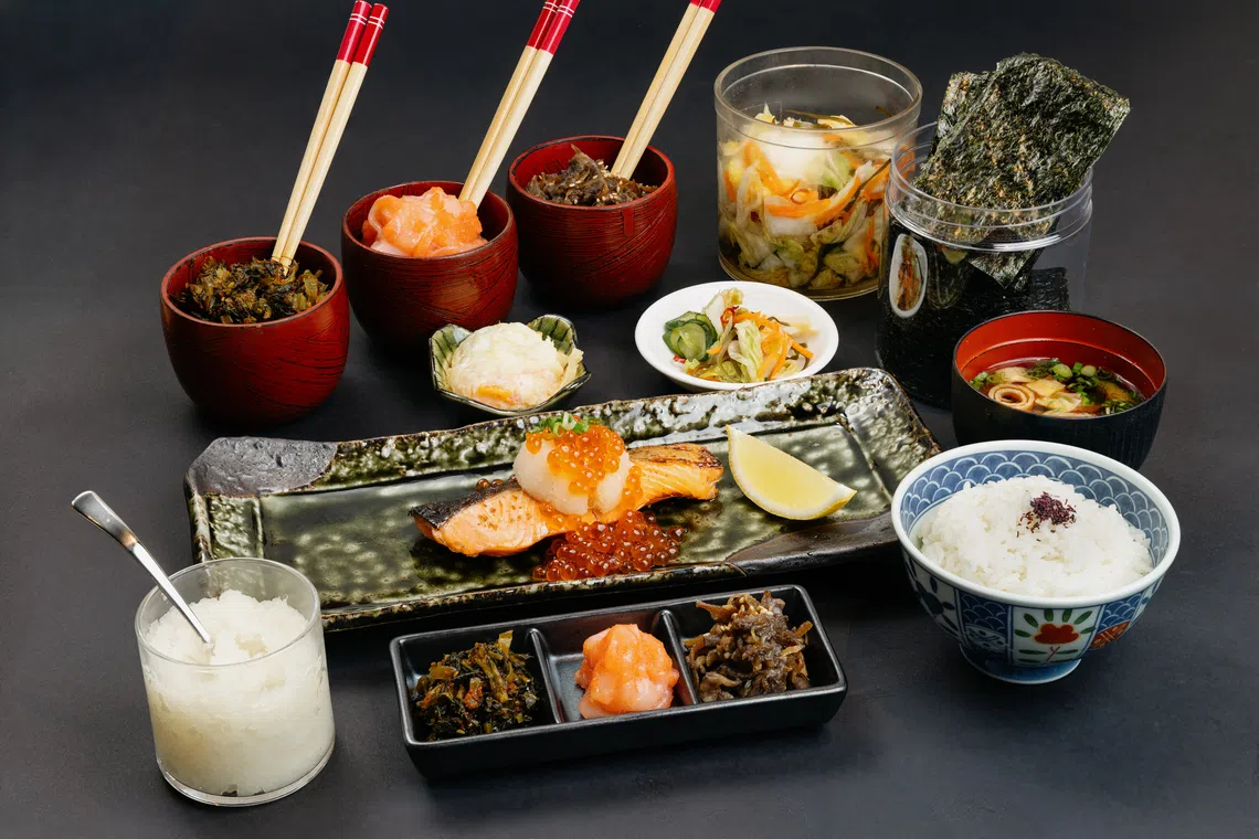 Grilled Fish Keisuke的烤盐麴鲑鱼和鲑鱼卵，附上多款小菜和高汤，可搭配出不同吃法。（餐馆提供）