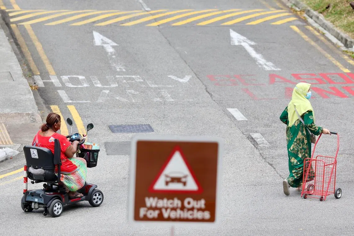 从6月1日起，所有行动辅助工具的时速限制须降至6公里，相当于一般人走路的速度（每小时4公里至6公里）。（陈斌勤摄）