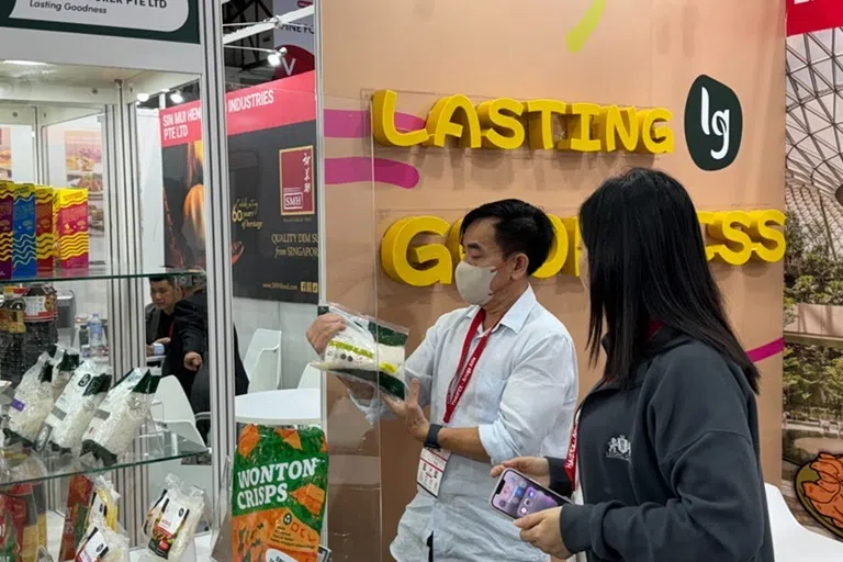 隆原控股积极参与区域食品展与国际贸易展，向海外买家推广旗下产品，并持续开拓新的出口商机。（受访者提供）