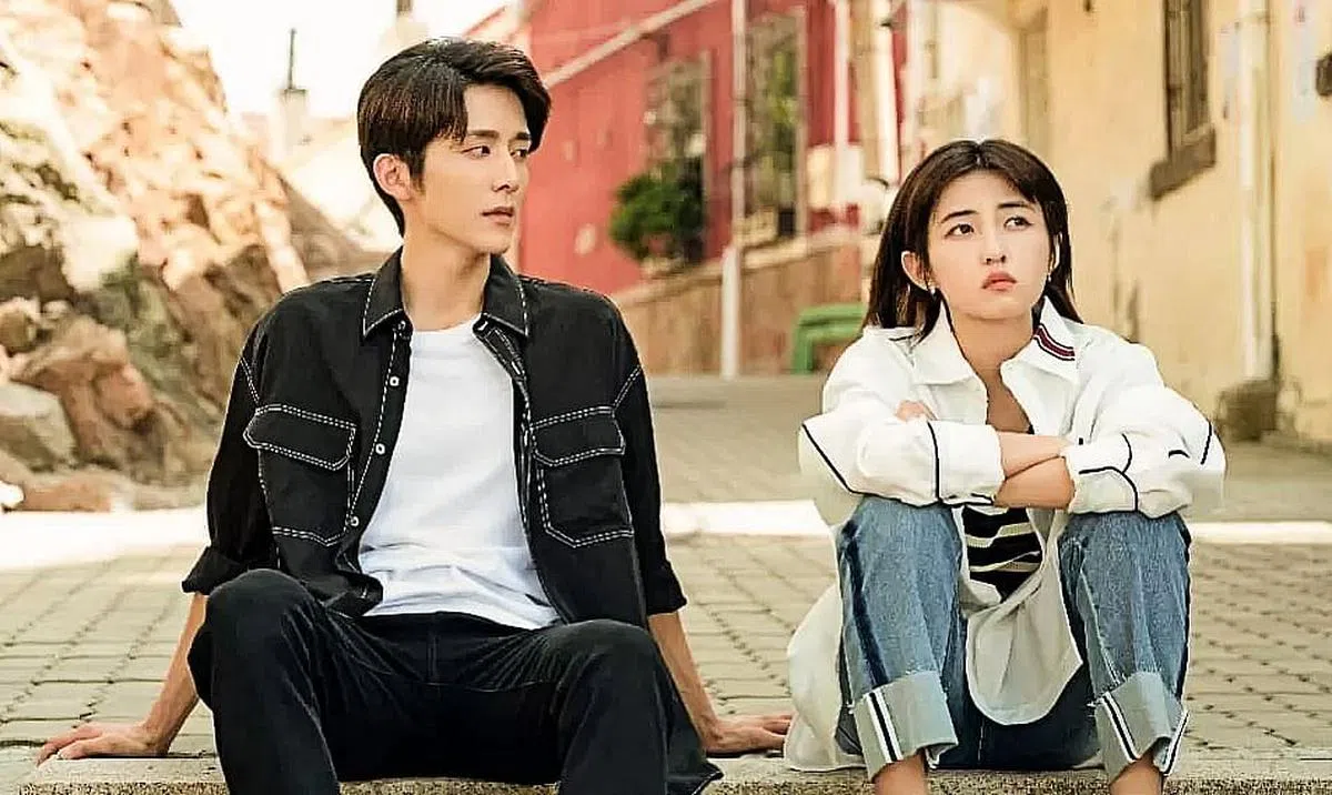 张新成（左）和张子枫主演的《天才基本法》口碑不俗。