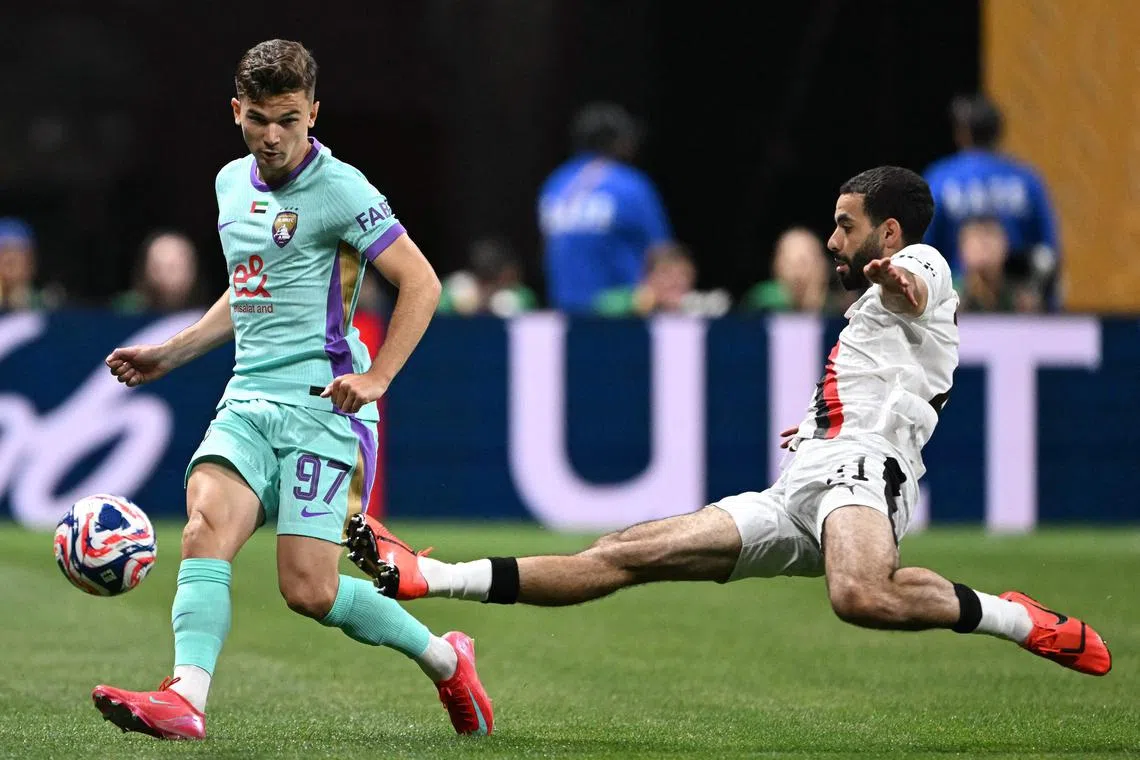 阿尔及利亚后卫艾特·努里（右）在两个月前从狼队加盟曼市后，很快就获得重用。（法新社）