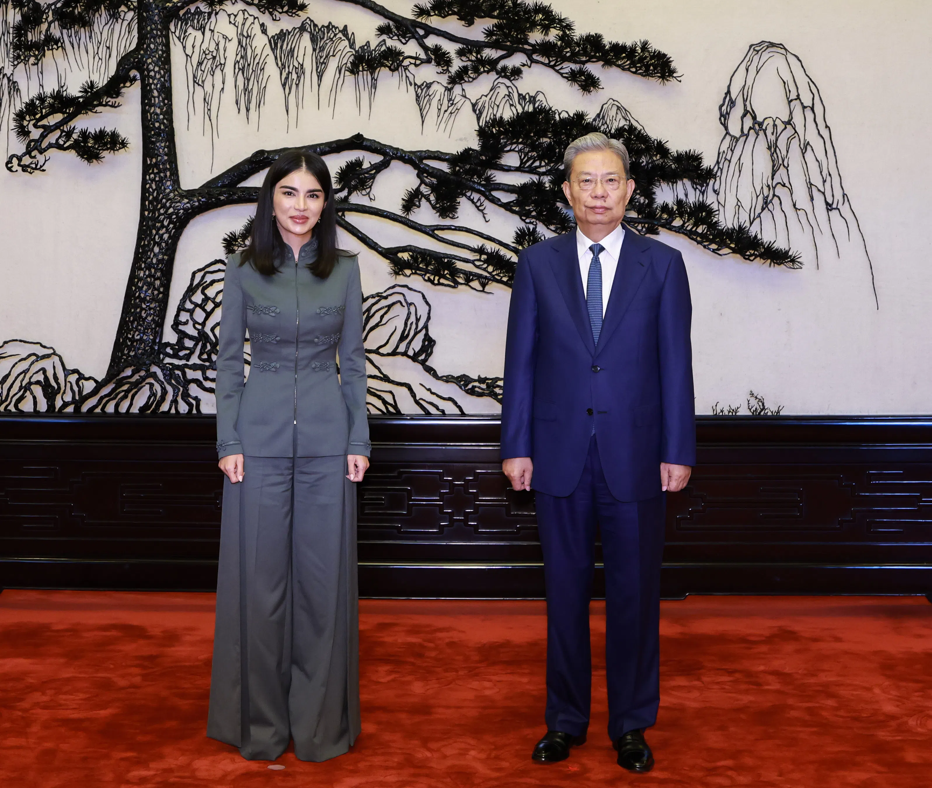 中国全国人大常委会委员长赵乐际（右）星期三（8月26日）上午在北京会见乌兹别克斯坦总统办公厅主任米尔济约耶娃（Saida Mirziyoyeva）。（新华社）