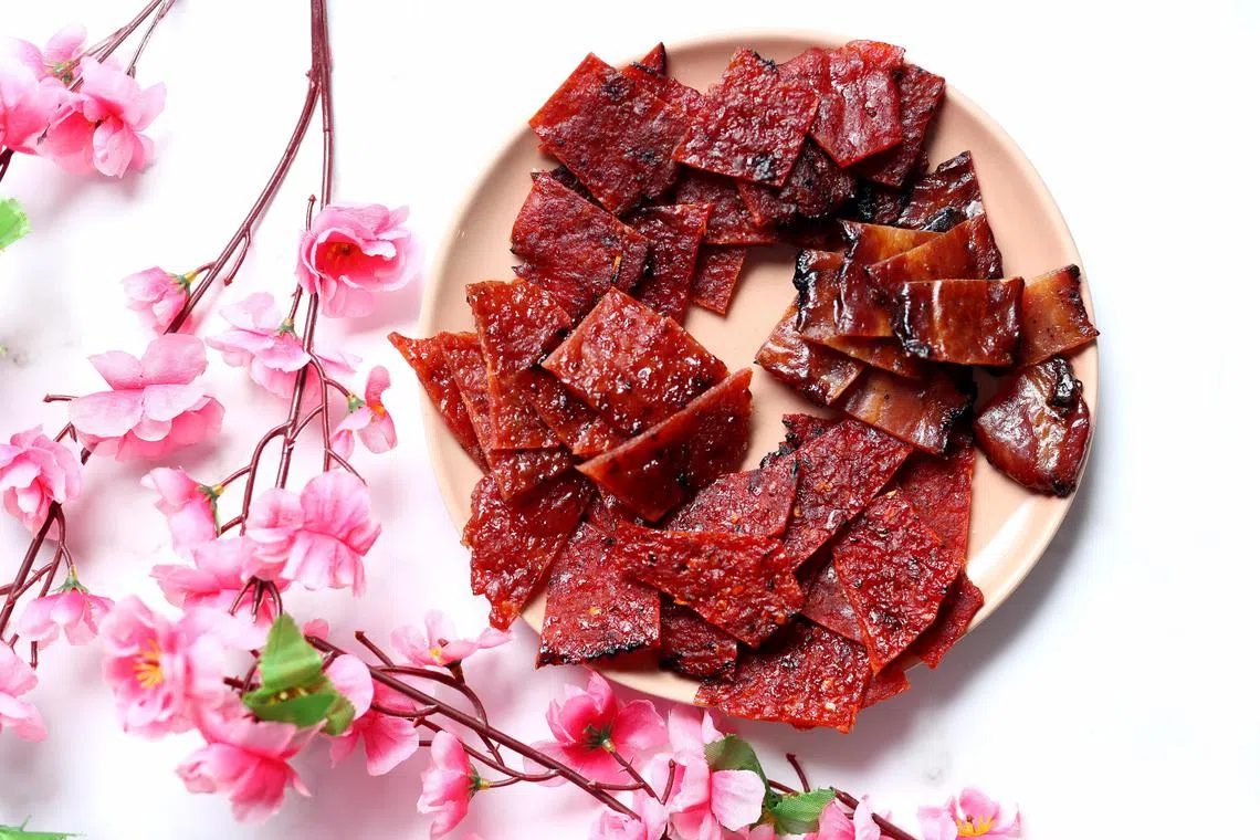 不同口味的肉干，各自美味。（龙国雄摄）