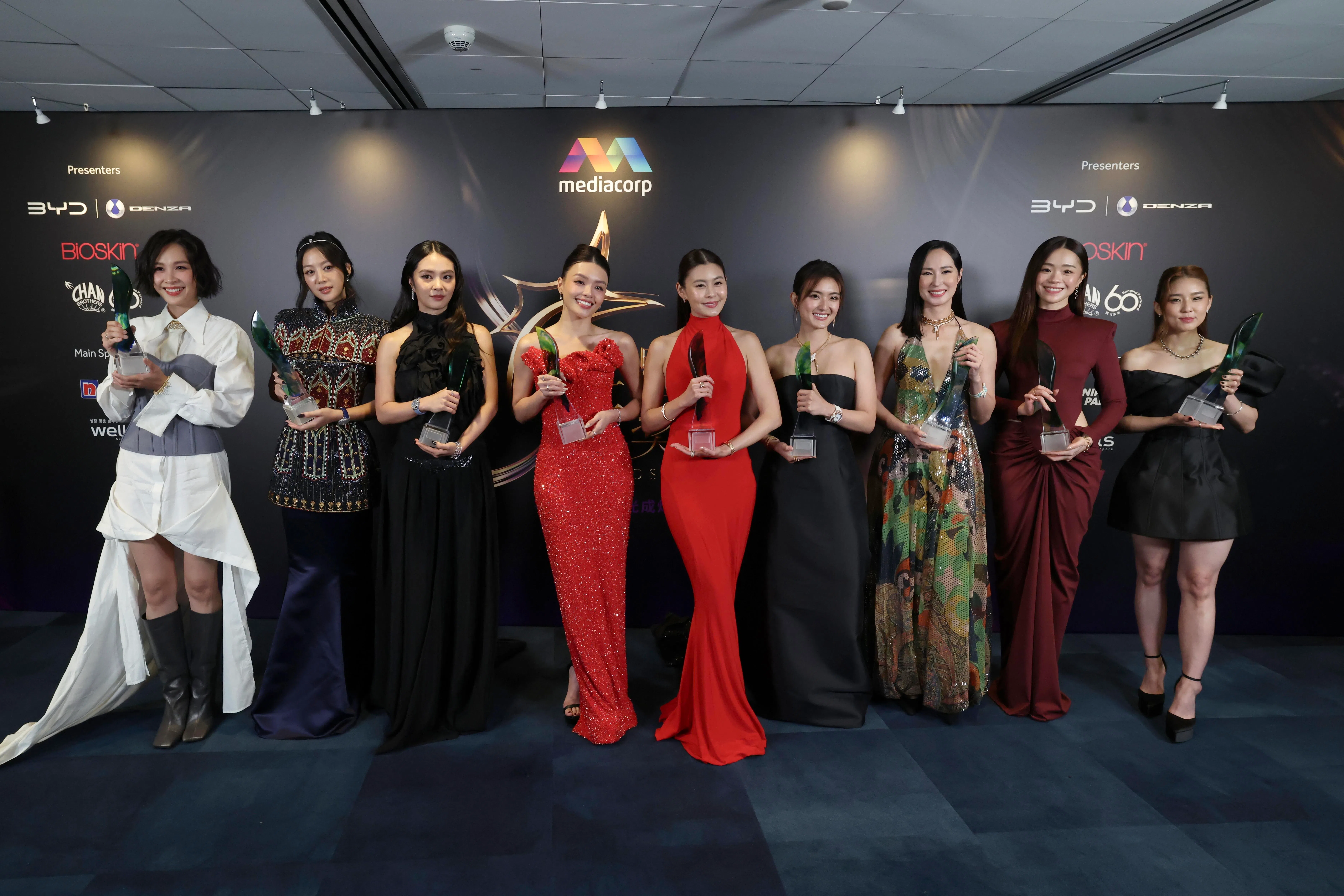 “红星大奖2026”十大最受欢迎女艺人是雅慧（左起）、刘怡伶、黄暄婷、张颖双、陈楚寰、洪凌、蔡琦慧、陈宁和高美贵。获颁十大的陈碧玉不在合照中。（郑一鸣摄）