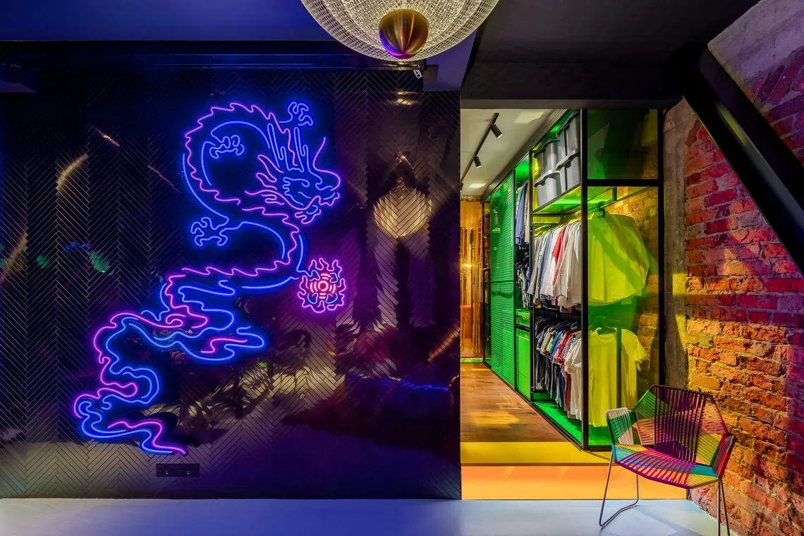 龙形霓虹灯是三件灯光艺术品之一。（Aaron Pong提供）