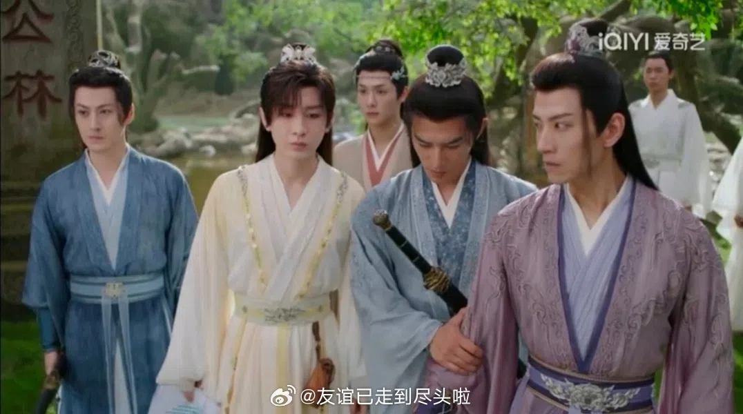 成毅（左二）在剧中手拿剧本的画面被疯传。（取自微博）