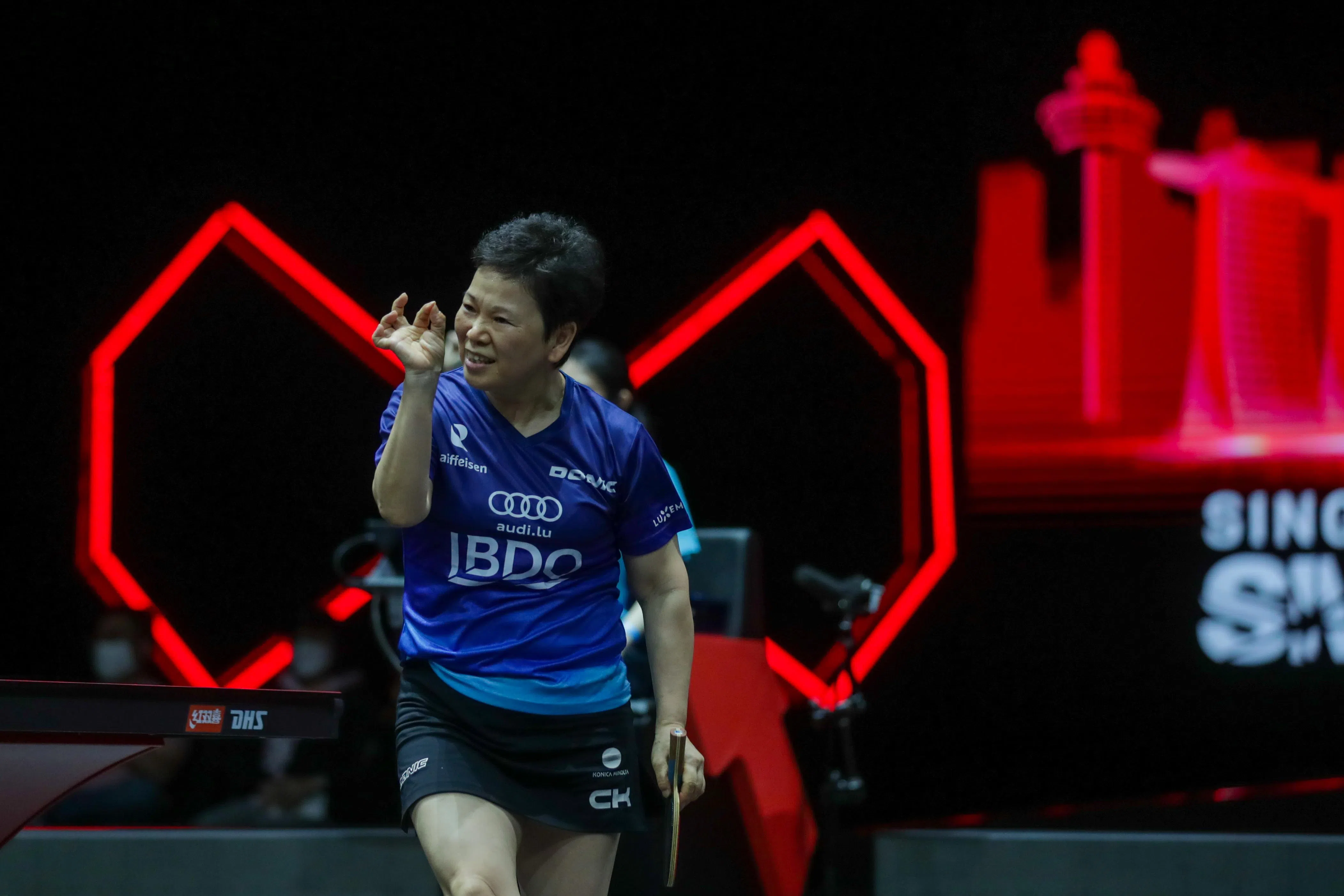 倪夏莲曾在2021年世锦赛赢得女双铜牌，证明年龄不是问题。图为她2022年来新参加WTT新加坡大满贯时，为丢分感到惋惜。（档案照片）