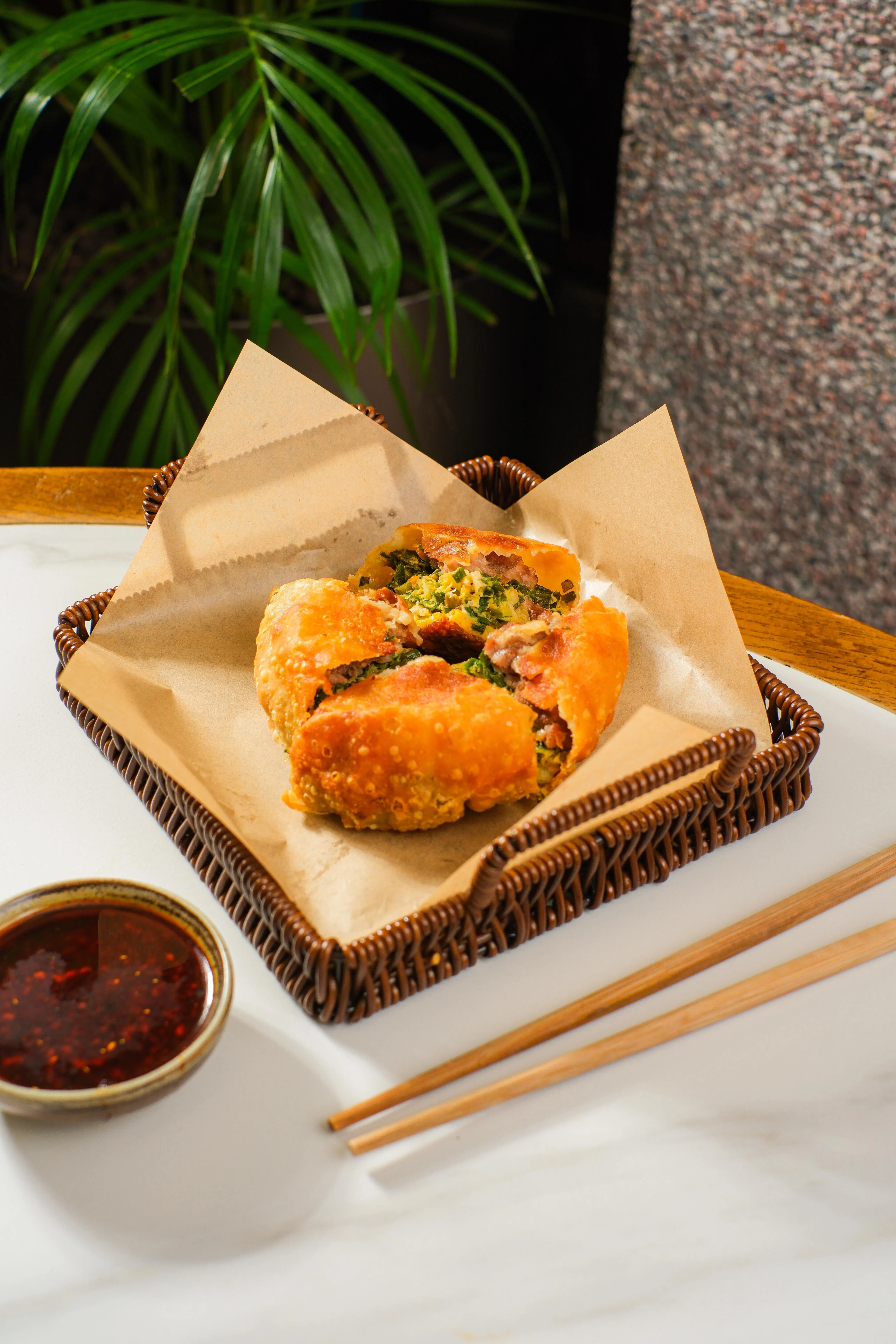 游埠鸡子馃外皮焦香，内裹肉馅，吃时满嘴葱香。（餐馆提供）