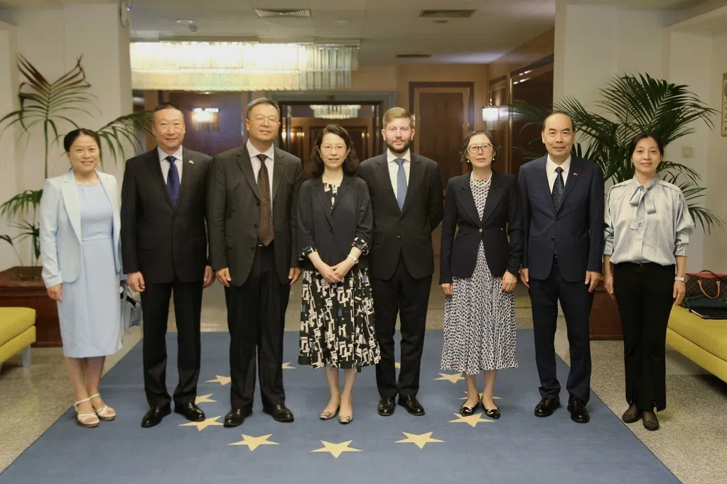 中国驻意大利新任大使侯悦履新
