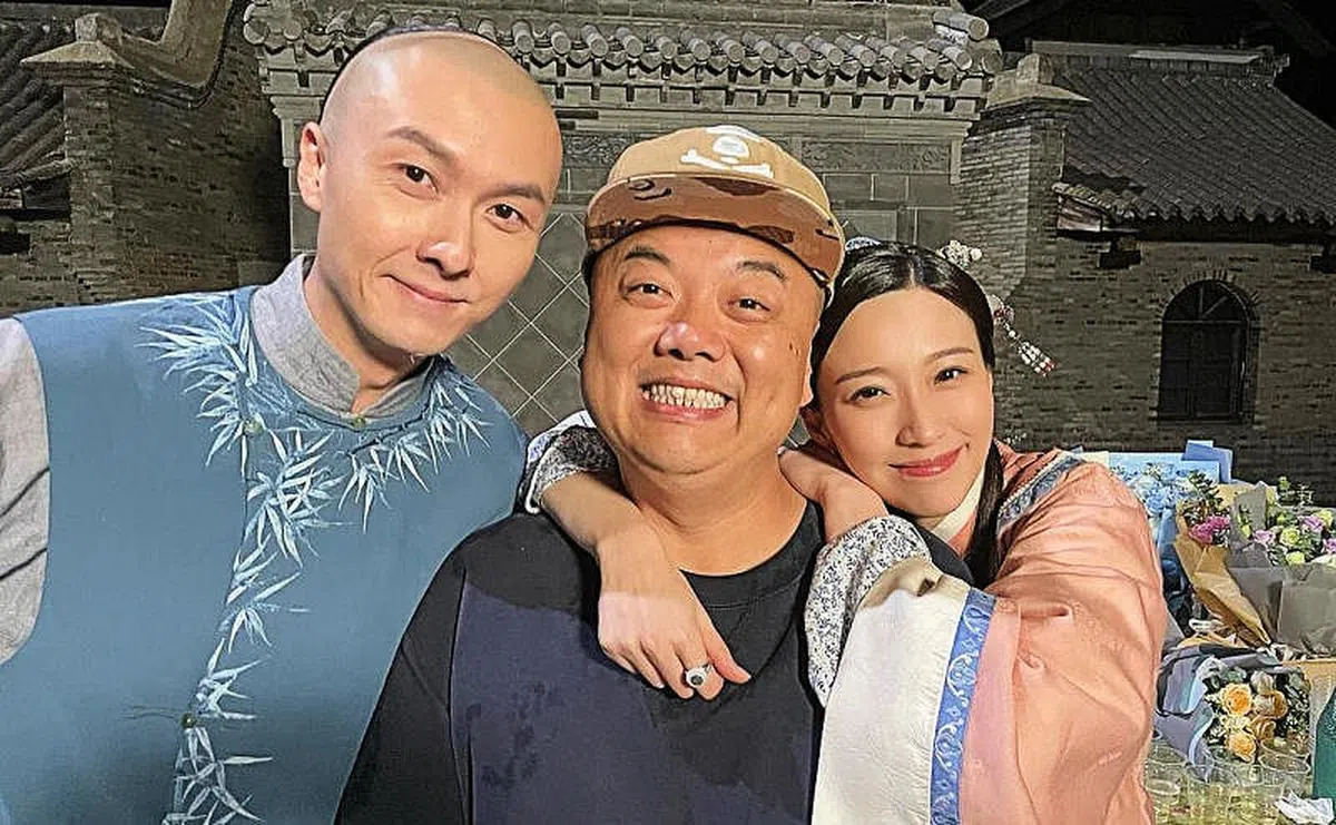 王浩信（左）与姚子羚（右）主演的无线古装喜剧《状王之王》由林子聪（中）和张达明担任监制。（互联网）