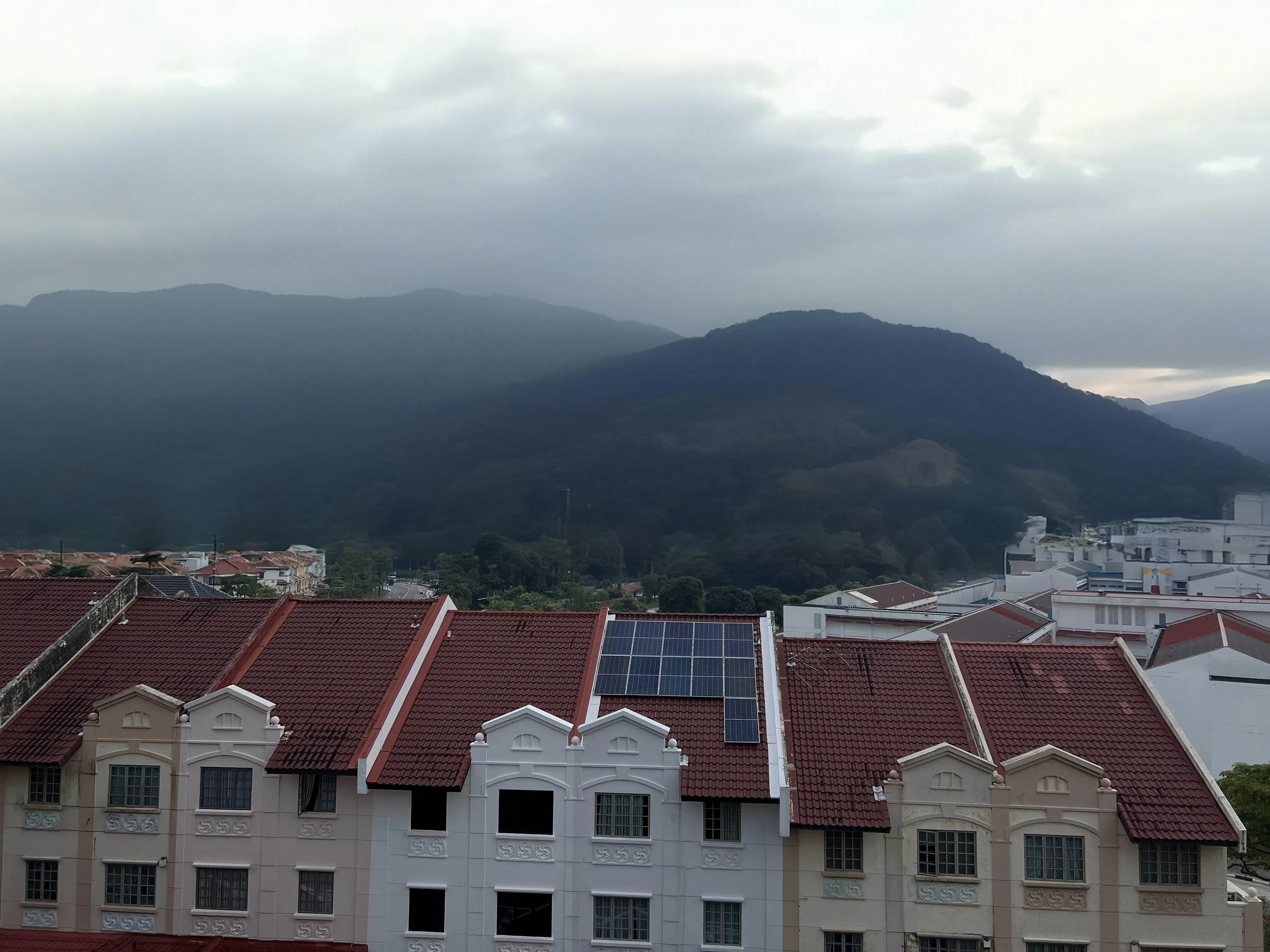 谷歌手机利用AI将平凡的城市景观变成山区美景（处理后的照片）。（黄少伟摄）