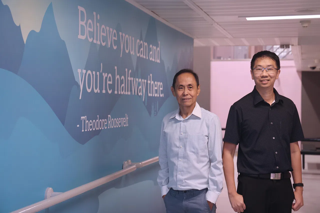 协会CarePrison部门主任陈顺安（右）与辅导员翁侠才致力于“从一而终”，协助年长囚犯回归社会。（邬福梁摄）