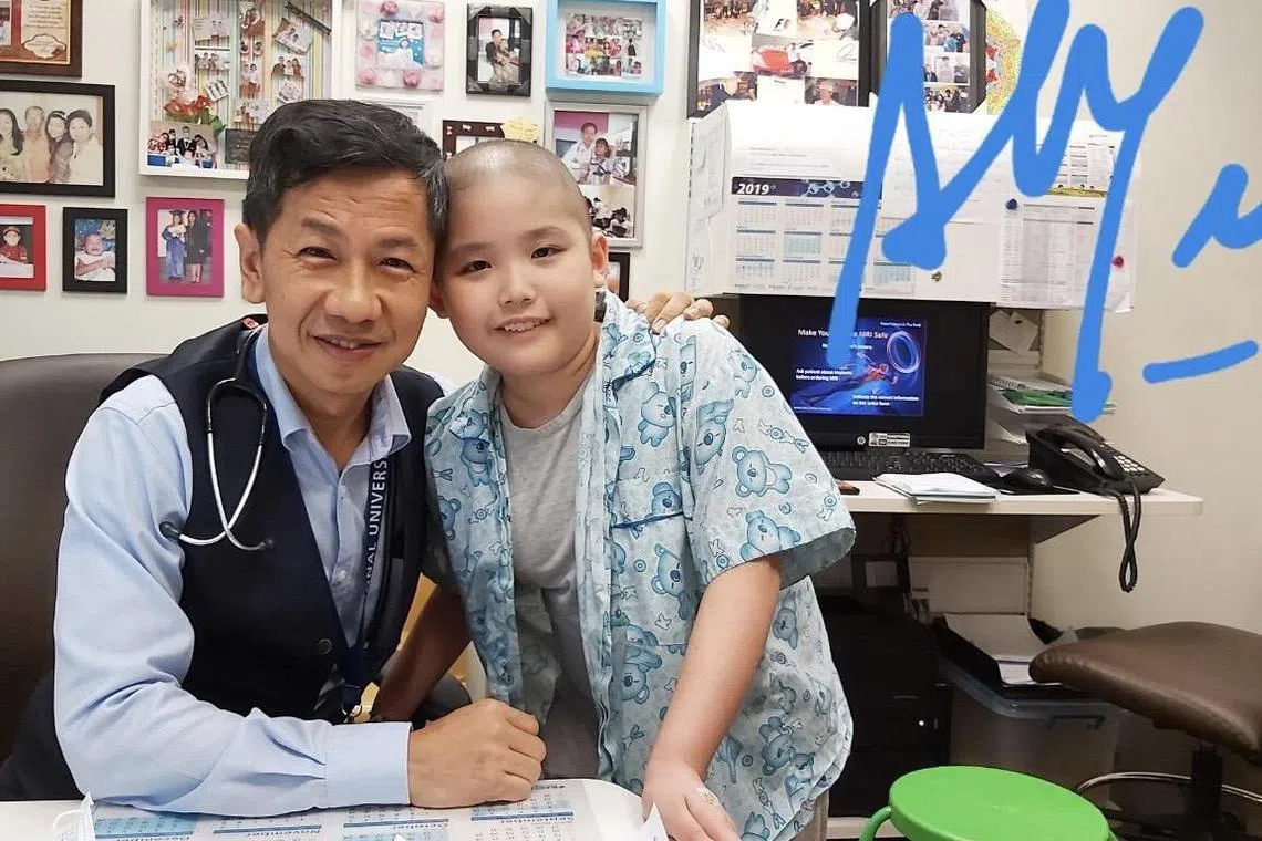 国大癌症中心小儿血液肿瘤科主任兼高级顾问医生杨荣柱教授（左）说，本地研究人员成功将CD7抗原藏于CAR-T细胞内，来避免自毁现象，让CAR-T细胞能有效杀死癌细胞，从而实现疗法新突破。图为治疗期间，越才和杨荣柱合影。（受访者提供）