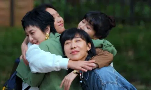 《故乡，别来无恙》四个女闺蜜各自经历生活挫折，在故乡重聚，一起找到新方向。（互联网）