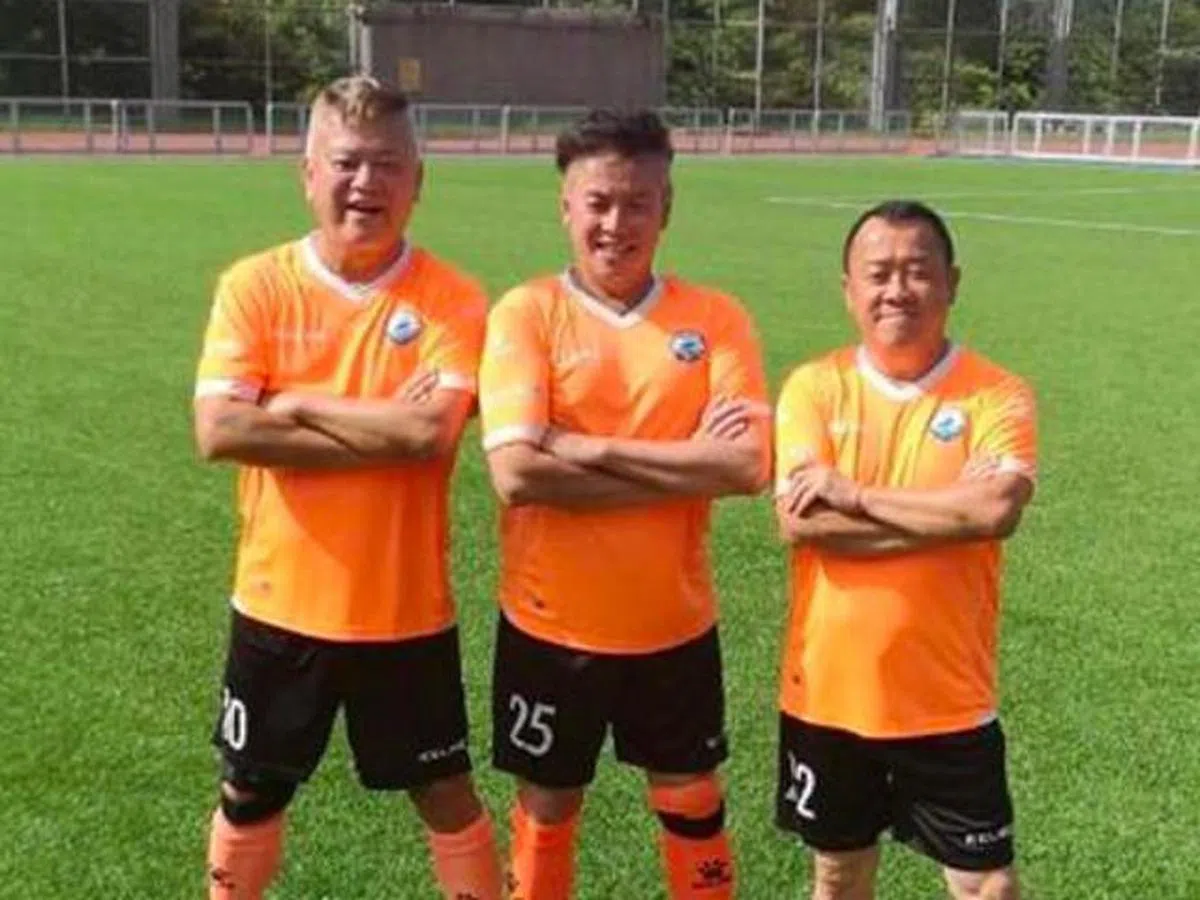 喜爱踢球的曾志伟（右一），也是香港明星足球队一员。（互联网）