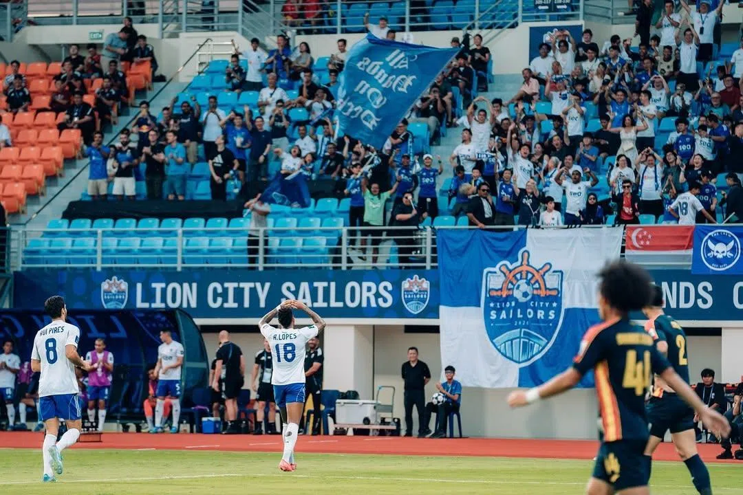 洛佩斯（白衣18号）在进球后向主队球迷致意。（狮城水手提供）